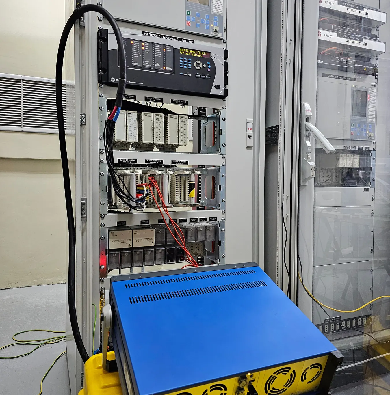 Equipo de pruebas Omicron conectado a un tablero de protecciones con relés multimarca