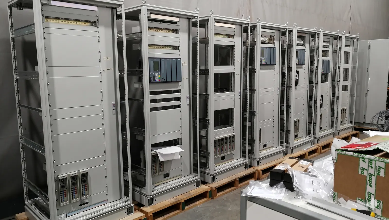 Fila de tableros eléctricos integrados por PAC-E, listos para pruebas